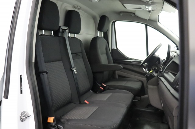Ford Transit Custom 2.0 TDCI EURO 6 - Airco - Navi - Cruise - € 16.950,- Excl.