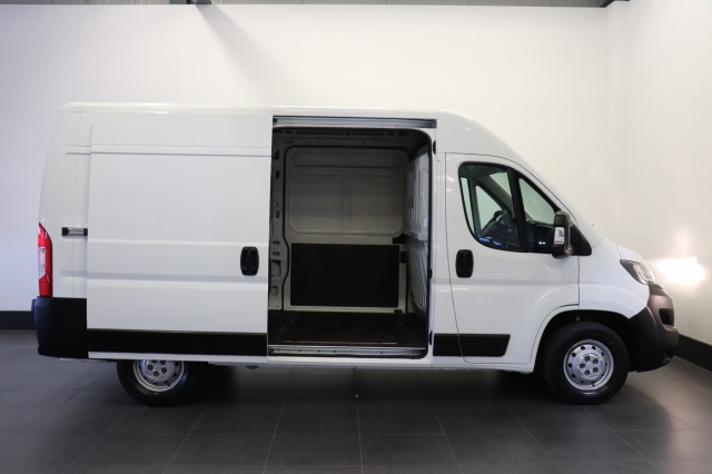 Peugeot Boxer 2.2 BlueHDi 120PK 2x Schuifdeur L2H2 EURO 6 - Airco - Navi - Cruise - Camera - € 15.950,-