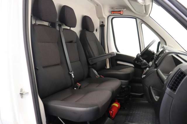 Peugeot Boxer 2.2 BlueHDi 120PK 2x Schuifdeur L2H2 EURO 6 - Airco - Navi - Cruise - Camera - € 15.950,-