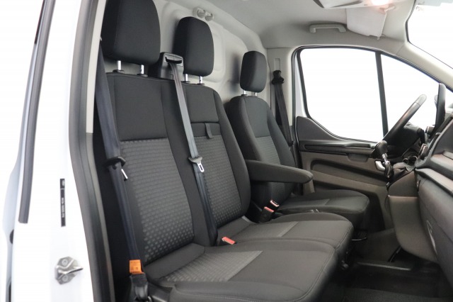 Ford Transit Custom 2.0 TDCI 130PK EURO 6 - Airco - Navi - Cruise - € 13.950,- Excl.