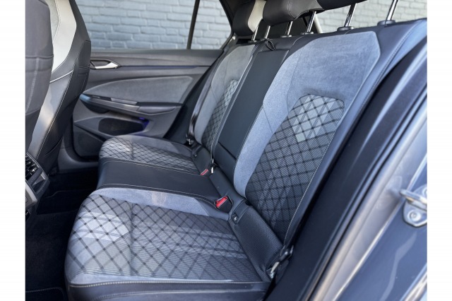 Volkswagen Golf 1.5 eTSI 150PK 3 x R-Line | ACC | Climate | Navi | Carplay | Sfeerverl. | €19.900,- Incl. BTW