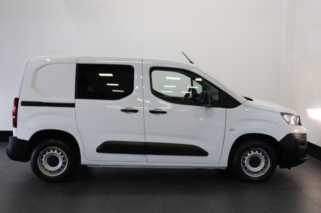 Peugeot Partner 1.2 110PK Benzine - Airco - Navi - Cruise - € 9.950,- Excl.