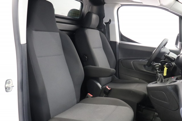 Peugeot Partner 1.2 110PK Benzine - Airco - Navi - Cruise - € 9.950,- Excl.