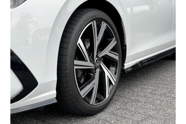 Volkswagen Golf 1.5 eTSI R-Line 3x R-Line | ACC | Climate | Navi | Carplay |Sfeerverl. | €18.950,- Incl. BTW