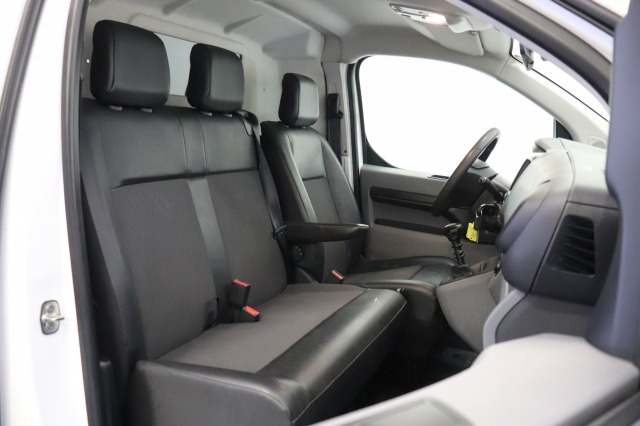 Opel Vivaro 2.0 CDTI 122PK L2 EURO 6 - Airco - Navi - Cruise - €12.900,- Excl. Opel Vivaro 2.0 CDTI 122PK L2 EURO 6 - Airco - Navi - Cruise - €12.900,- Excl.