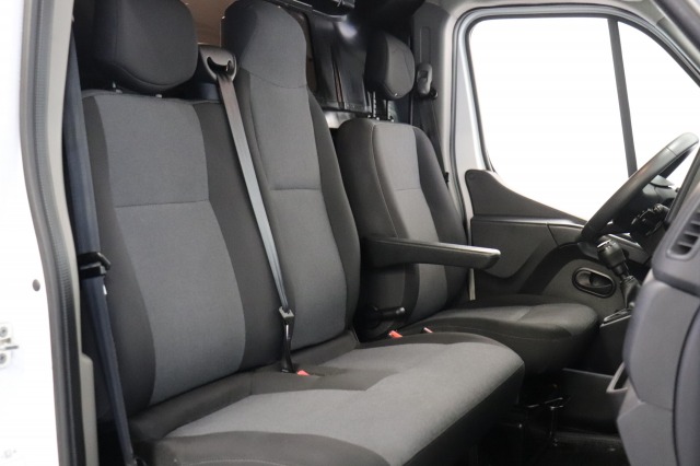 Renault Master 2.3 dCi 135PK L2H2 - EURO 6 - Airco - Cruise - PDC - Camera - €15.950,- Excl.