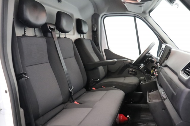 Renault Master 2.3 dCi 135PK L2H2 EURO 6 - Airco - Navi - Cruise - €16.950,-  Excl.