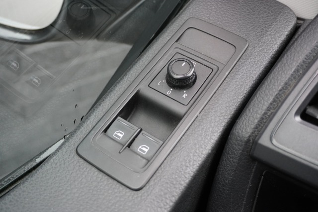 Volkswagen Transporter 2.0 TDI L2 - Airco - Navi - PDC - Trekhaak - € 8.950,- Excl.