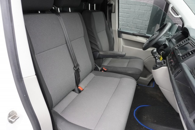 Volkswagen Transporter 2.0 TDI L2 - Airco - Navi - PDC - Trekhaak - € 8.950,- Excl.