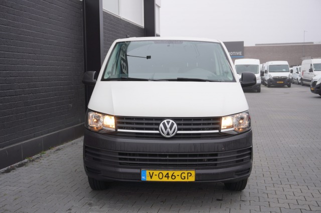 Volkswagen Transporter 2.0 TDI L2 - Airco - Navi - PDC - Trekhaak - € 8.950,- Excl.