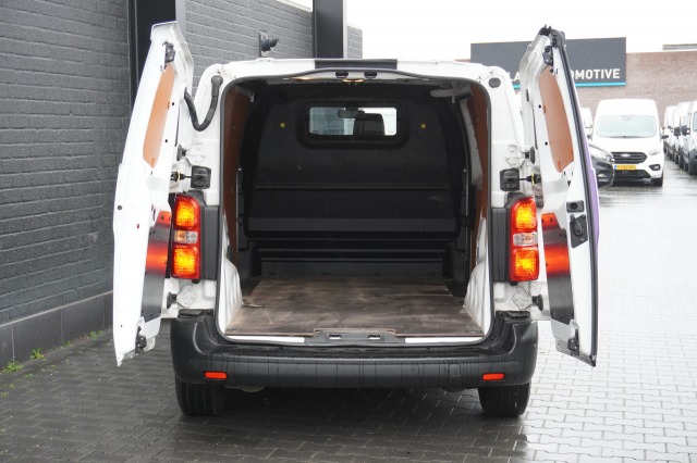 Opel Vivaro 2.0 CDTI 122PK L2 Automaat EURO 6 - Airco - Navi - Cruise - € 12.950,- Excl. Opel Vivaro 2.0 CDTI 122PK L2 Automaat EURO 6 - Airco - Navi - Cruise - € 12.950,- Excl.