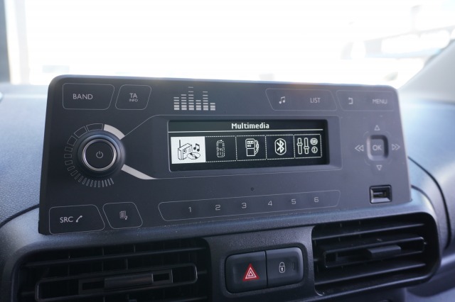 Peugeot Partner 1.2 Benzine EURO 6 - Airco - Carkit - PDC - € 11.950,- Excl.