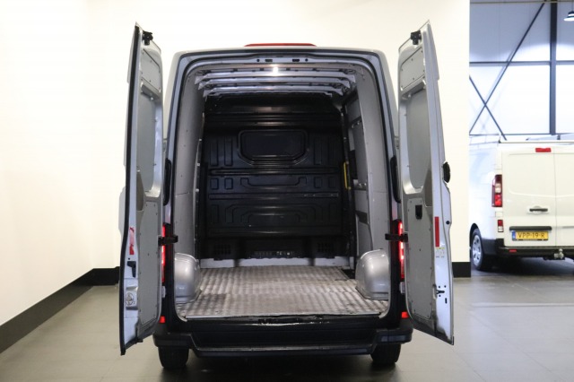 Volkswagen Crafter 2.0 TDI L3H3 EURO 6 - Airco - Cruise - PDC - € 15.900,- Excl. Volkswagen Crafter 2.0 TDI L3H3 EURO 6 - Airco - Cruise - PDC - € 15.900,- Excl.