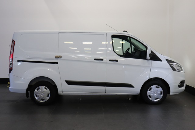 Ford Transit Custom 2.0 TDCI 130PK EURO 6 - Airco - Cruise - Camera - € 15.900,- Excl. Ford Transit Custom 2.0 TDCI 130PK EURO 6 - Airco - Cruise - Camera - € 15.900,- Excl.
