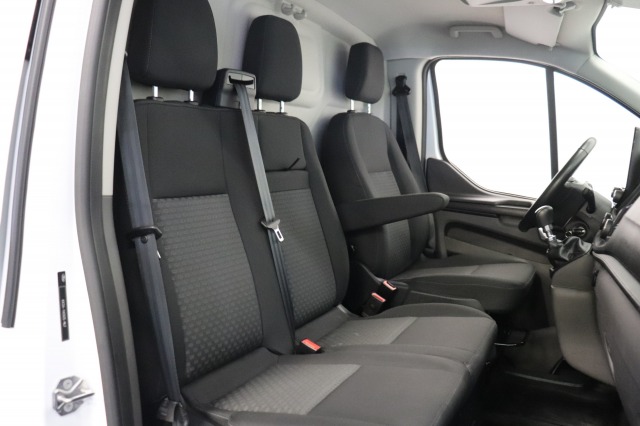 Ford Transit Custom 2.0 TDCI 130PK EURO 6 - Airco - Cruise - Camera - € 15.900,- Excl.