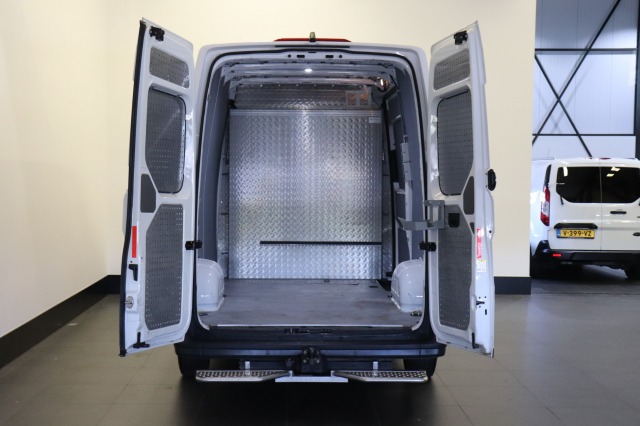 Volkswagen Crafter 2.0 TDI L3H3 EURO 6 - Airco - Cruise - Trekhaak - Camera - € 17.900,- Excl. Volkswagen Crafter 2.0 TDI L3H3 EURO 6 - Airco - Cruise - Trekhaak - Camera - € 17.900,- Excl.