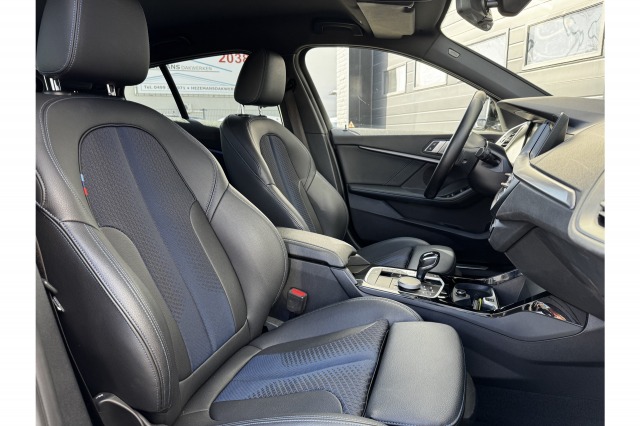 BMW 1-serie 118i Business Edition M-Sport Shadow Automaat | Navi | Cruise | Carplay | Sfeer | €19.900,- incl. BTW