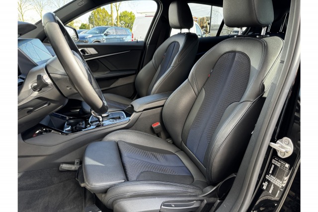 BMW 1-serie 118i Business Edition M-Sport Shadow Automaat | Navi | Cruise | Carplay | Sfeer | €19.900,- incl. BTW