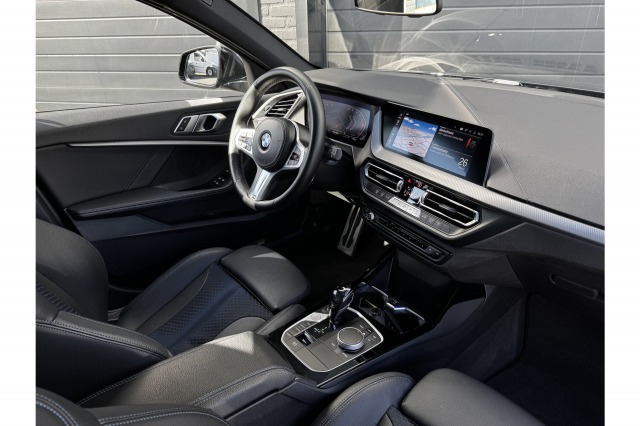 BMW 1-serie 118i Business Edition M-Sport Shadow Automaat | Navi | Cruise | Carplay | Sfeer | €19.900,- incl. BTW