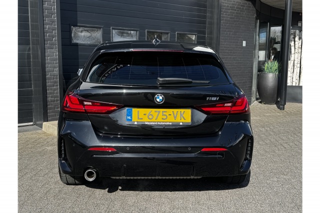 BMW 1-serie 118i Business Edition M-Sport Shadow Automaat | Navi | Cruise | Carplay | Sfeer | €19.900,- incl. BTW