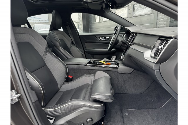 Volvo S60 2.0 Recharge 340PK T6 AWD R-Design | Pano | Memory | H&K Audio | Trekhaak | €27.900,- Incl. BTW