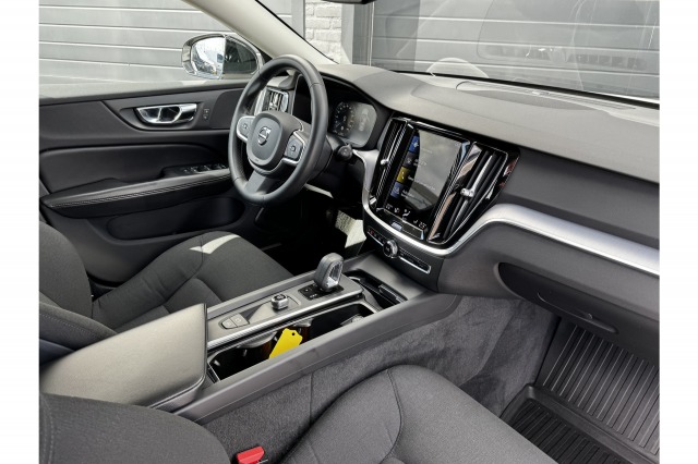 Volvo V60 2.0 B3 163PK Momentum R-Design | Camera | Trekhaak | Stoel & Stuur verw. | €22.900,- incl. BTW Volvo V60 2.0 B3 163PK Momentum R-Design | Camera | Trekhaak | Stoel & Stuur verw. | €22.900,- incl. BTW