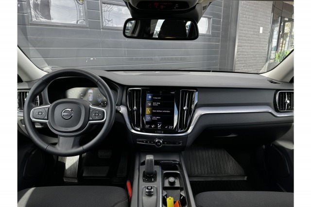 Volvo V60 2.0 B3 163PK Momentum R-Design | Camera | Trekhaak | Stoel & Stuur verw. | €22.900,- incl. BTW Volvo V60 2.0 B3 163PK Momentum R-Design | Camera | Trekhaak | Stoel & Stuur verw. | €22.900,- incl. BTW