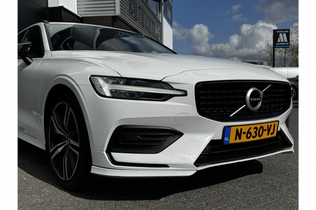 Volvo V60 2.0 B3 163PK Momentum R-Design | Camera | Trekhaak | Stoel & Stuur verw. | €22.900,- incl. BTW