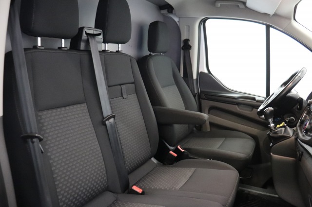 Ford Transit Custom 2.0 TDCI L2 EURO 6 - Airco - Cruise - Trekhaak - € 14.900,- Excl.