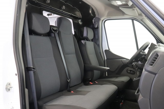 Renault Master 2.3 dCi 130 PK EURO 6 - Airco - Cruise - Trekhaak - € 15.950,- Excl.