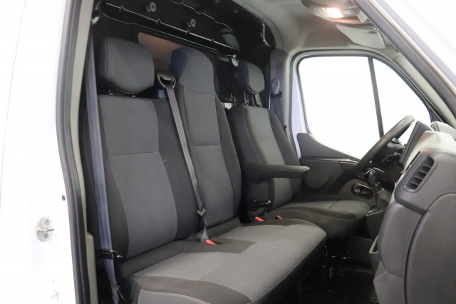 Renault Master 2.3 dCi 135PK L2H2 EURO 6 - Airco - Cruise - PDC - €14.499,- Excl. Renault Master 2.3 dCi 135PK L2H2 EURO 6 - Airco - Cruise - PDC - €14.499,- Excl.