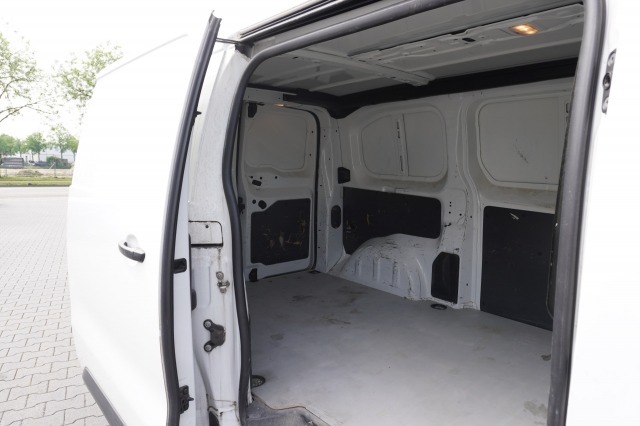 Peugeot Expert 1.5 BlueHDI EURO 6 - Airco - Navi - Cruise - € 13.950,- Excl.