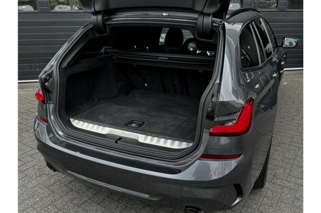 BMW 3 Serie Touring 330e High Executive M-Sport Shadowline 293PK | Laser | H&K Audio | Camera | NL Auto | €31.900,- Incl. BTW BMW 3 Serie Touring 330e High Executive M-Sport Shadowline 293PK | Laser | H&K Audio | Camera | NL Auto | €31.900,- Incl. BTW