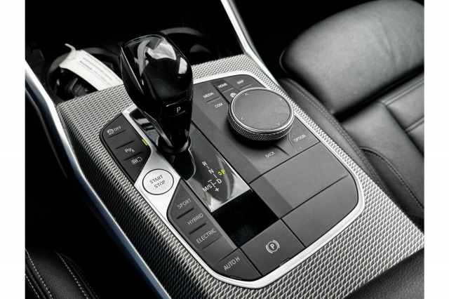 BMW 3 Serie Touring 330e High Executive M-Sport Shadowline 293PK | Laser | H&K Audio | Camera | NL Auto | €31.900,- Incl. BTW BMW 3 Serie Touring 330e High Executive M-Sport Shadowline 293PK | Laser | H&K Audio | Camera | NL Auto | €31.900,- Incl. BTW
