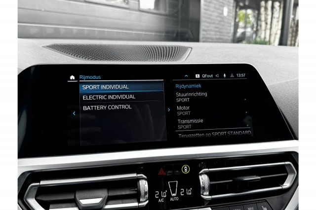 BMW 3 Serie Touring 330e High Executive M-Sport Shadowline 293PK | Laser | H&K Audio | Camera | NL Auto | €31.900,- Incl. BTW BMW 3 Serie Touring 330e High Executive M-Sport Shadowline 293PK | Laser | H&K Audio | Camera | NL Auto | €31.900,- Incl. BTW