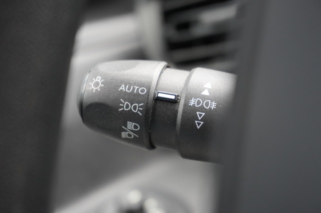 Peugeot Partner 1.2 Benzine! EURO 6 - Airco - Navi - Cruise - €11.900,- Excl. Peugeot Partner 1.2 Benzine! EURO 6 - Airco - Navi - Cruise - €11.900,- Excl.