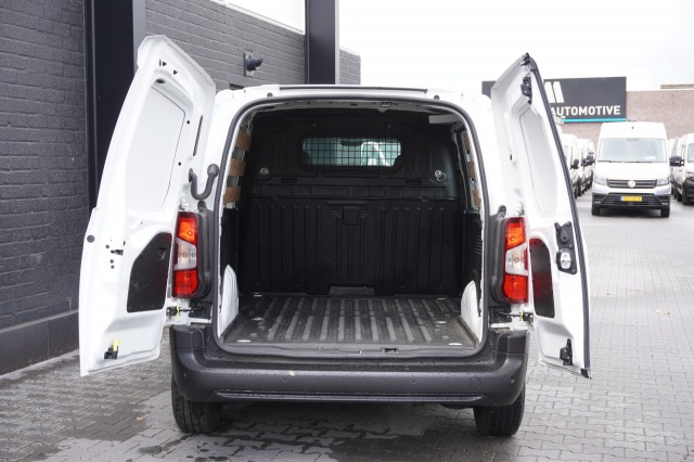 Peugeot Partner 1.2 Benzine! EURO 6 - Airco - Navi - Cruise - €11.900,- Excl. Peugeot Partner 1.2 Benzine! EURO 6 - Airco - Navi - Cruise - €11.900,- Excl.