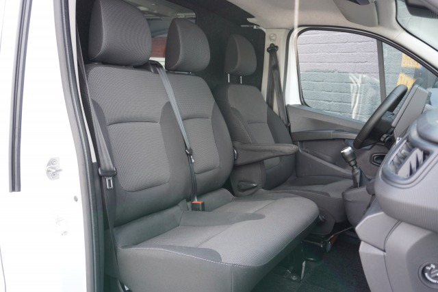 Renault Trafic 2.0 dCi 130PK L2 EURO 6 - Airco - Navi - Cruise - € 15.900,- Excl. Renault Trafic 2.0 dCi 130PK L2 EURO 6 - Airco - Navi - Cruise - € 15.900,- Excl.