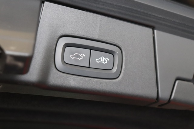 Volvo V90 2.0 T8 AWD R-Design 391PK | Pano | H&K Audio | Head Up | Memory | €31.900,- Incl. BTW. Volvo V90 2.0 T8 AWD R-Design 391PK | Pano | H&K Audio | Head Up | Memory | €31.900,- Incl. BTW.