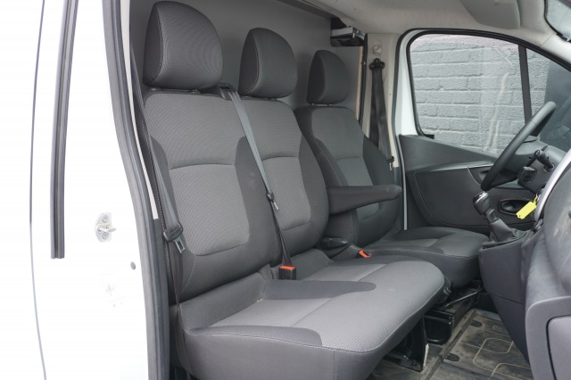 Renault Trafic 2.0 dCi 120PK EURO 6 - Airco - Cruise - PDC - €11.900,- Excl. Renault Trafic 2.0 dCi 120PK EURO 6 - Airco - Cruise - PDC - €11.900,- Excl.