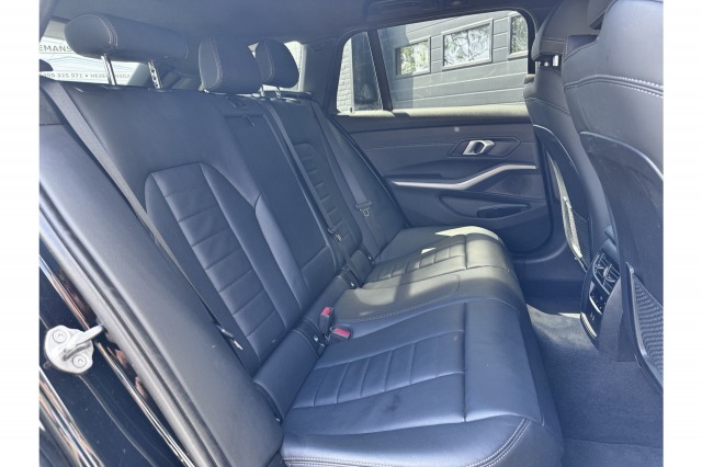 BMW 3 Serie Touring 330e Business Edition Plus Dealer OH | Leder | Memory | Carplay | €22.900,- incl. BTW