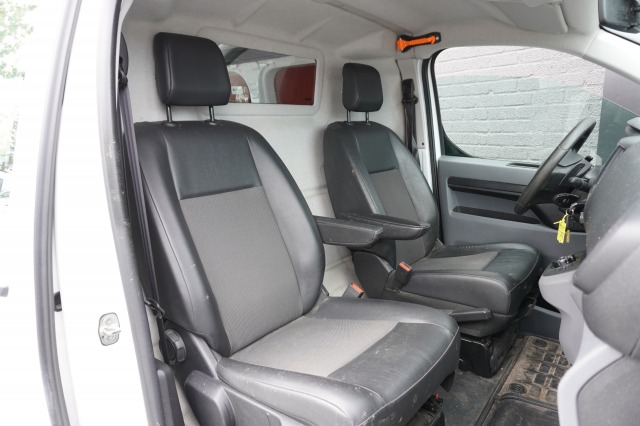 Peugeot Expert 2.0 BlueHDI 122PK Automaat EURO 6 - Airco - Cruise - PDC - €11.900,- Excl. Peugeot Expert 2.0 BlueHDI 122PK Automaat EURO 6 - Airco - Cruise - PDC - €11.900,- Excl.