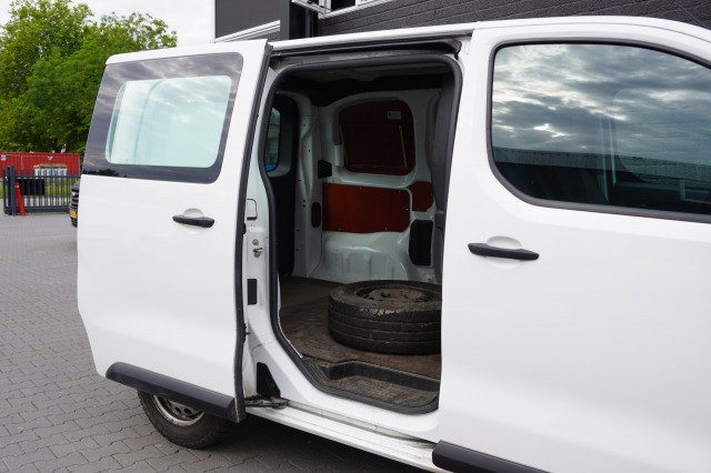 Peugeot Expert 2.0 BlueHDI 122PK Automaat EURO 6 - Airco - Cruise - PDC - €11.900,- Excl. Peugeot Expert 2.0 BlueHDI 122PK Automaat EURO 6 - Airco - Cruise - PDC - €11.900,- Excl.