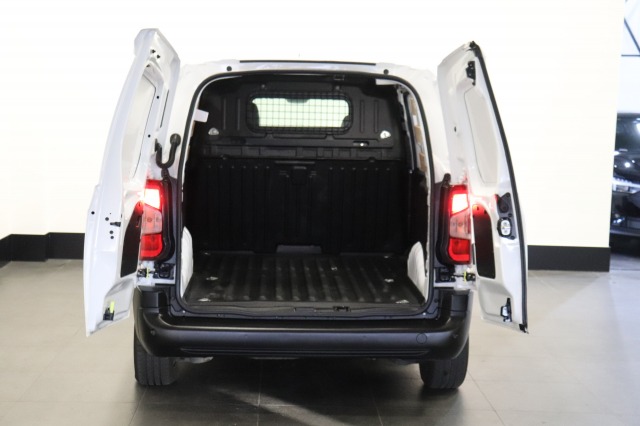 Peugeot Partner 1.2 110PK Benzine - Airco - Navi - Cruise - € 10.900,- Excl.