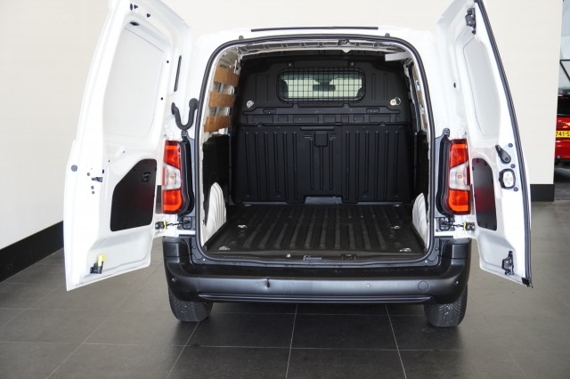 Peugeot Partner 1.2 PureTech 110Pk Benzine - Airco - Navi - Cruise - € 12.499,- Excl.