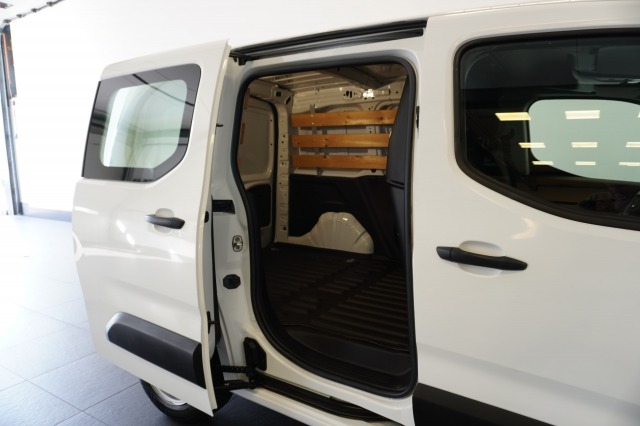 Peugeot Partner 1.2 PureTech 110Pk Benzine - Airco - Navi - Cruise - € 12.499,- Excl.