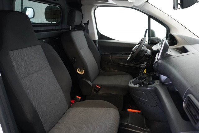 Peugeot Partner 1.2 PureTech 110Pk Benzine - Airco - Navi - Cruise - € 12.499,- Excl.