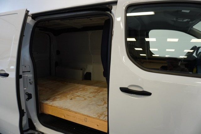 Peugeot Expert 1.5 BlueHDi 120PK L2 EURO 6 - Airco - PDC - Cruise - € 21.950,- Excl.