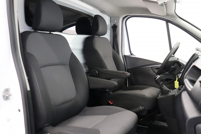 Renault Trafic 1.6 dCi EURO 6 - Airco - Cruise - PDC - Trekhaak - € 9.950,- Excl. Renault Trafic 1.6 dCi EURO 6 - Airco - Cruise - PDC - Trekhaak - € 9.950,- Excl.