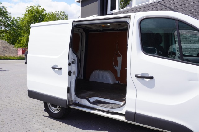 Renault Trafic 2.0 dCi 150PK - EURO 6 - Airco - Navi - Cruise - €16.900,- Excl. Renault Trafic 2.0 dCi 150PK - EURO 6 - Airco - Navi - Cruise - €16.900,- Excl.